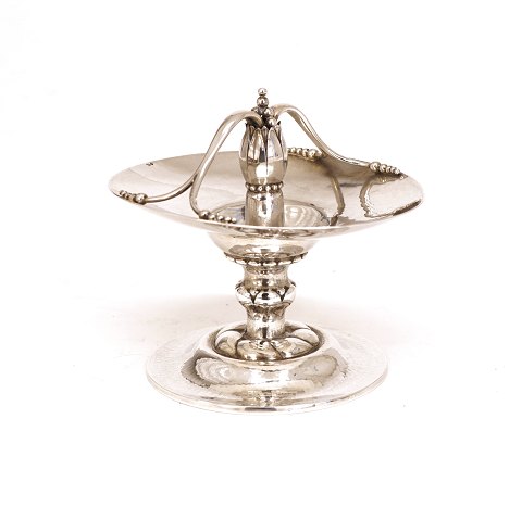 Georg Jensen: Magnolia sølv skål på høj fod. 
Perioden 1915-27. H: 10,7cm. Skål: 12,5x10cm. V: 
210gr