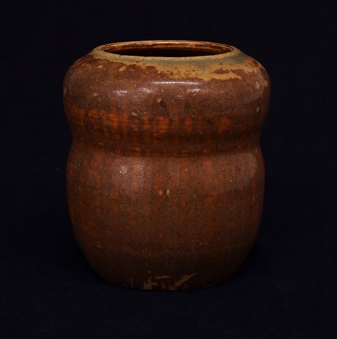 Patrick Nordström: Vase aus Steingut. Signiert und 
datiert 1924. H: 14,5cm