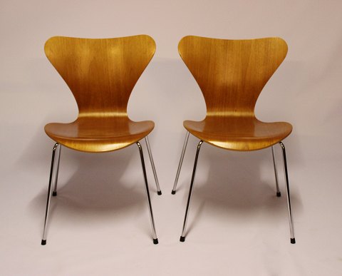 Et par Syver stole, model 3107, i teak af Arne Jacobsen og Fritz Hansen.
5000m2 udstilling.
