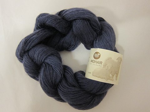 Kidmohair - 1-Trådet
Kidmohair er et naturprodukt af højeste kvalitet fra  sydafrikanske 
angorageder.
Den viste farve er: Violet, Farvenr. 1132
Prisen er pr. nøgle med 50 gram Kidmohair