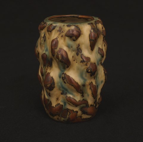 Axel Salto für Royal Copenhagen: Vase aus Steingut 
mit Sung Glasur. H: 12,3cm