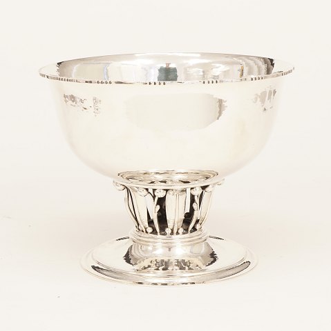 Stor Louvre bowle af Georg Jensen. Dateret 1921. 
#19B. H: 19cm. D: 24cm. V: 1.009gr