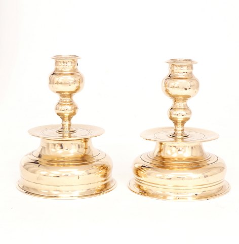 A pair of Baroque brass candle sticks. Denmark 
circa 1750. H: 15cm. D base: 12,5cm