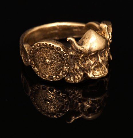 Kräftiger 14kt Goldring mit Wikingermotiv. Ringgr. 
71. G: 18gr