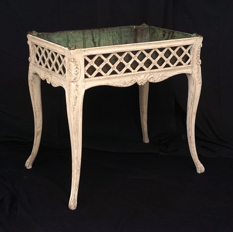 a 18th century flower table with its original 
tray. France circa 1780. H: 75cm. Top: 50x74cm