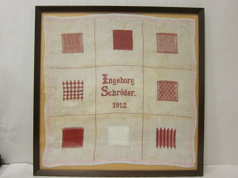 Navneklud / Prøveklud
År 1912
Meget smuk og særpræget med fremvisning af flere teknikker
Meget velbevaret
43,5cm x 43,5cm