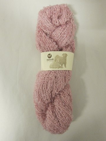 Mohair Bouclé
Mohair Bouclé er et naturprodukt fra sydafrikanske angorageder.
Den viste farve er:  Rosa, Farvenr. 1038
Prisen er pr. nøgle med 100 gram Mohair Bouclé