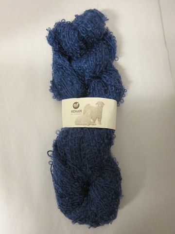 Mohair Bouclé
Mohair Bouclé er et naturprodukt fra sydafrikanske angorageder.
Den viste farve er: Blå skygge, Farvenr. 1002
Prisen er pr. nøgle med 100 gram Mohair Bouclé