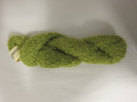 Mohair Bouclé
Mohair Bouclé er et naturprodukt fra sydafrikanske angorageder.
Den viste farve er: Lime, Farvenr. 1099
Prisen er pr. nøgle med 100 gram Mohair Bouclé