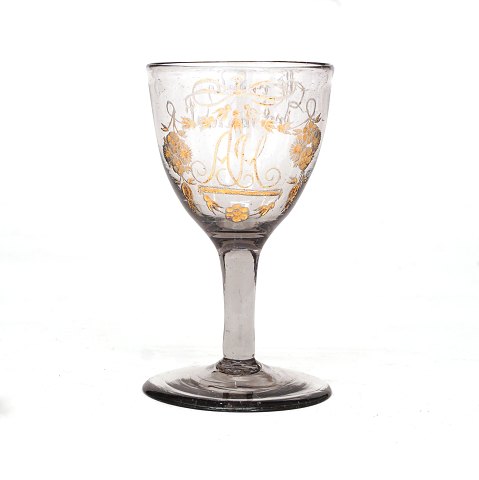 Norsk empire glas med forgyldt ejermonogram og 
drikkevers "Self redelig. Drik maadelig". Hurdal, 
Norge, ca. år 1800. H: 11,2cm