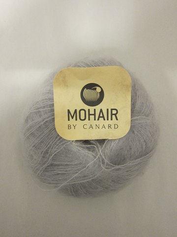 Brushed Lace er et naturprodukt af højeste kvalitet fra  sydafrikanske 
angorageder blandet med den fineste Mulberry Silke.
Den viste farve er: Sølvgrå, Farvenr. 3079
Prisen er pr. nøgle med 25 gram Brushed Lace