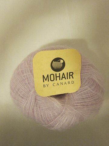 Brushed Lace er et naturprodukt af højeste kvalitet fra  sydafrikanske 
angorageder blandet med den fineste Mulberry Silke.
Den viste farve er: Rosa, Farvenr. 3038
Prisen er pr. nøgle med 25 gram Brushed Lace