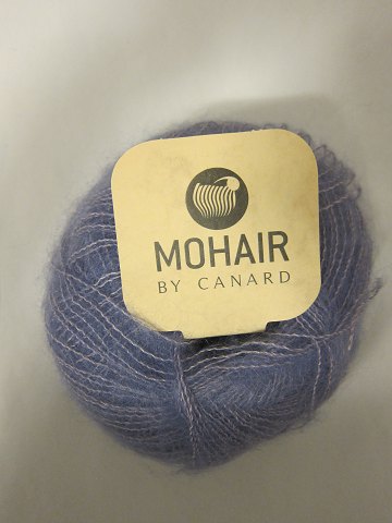 Brushed Lace er et naturprodukt af højeste kvalitet fra  sydafrikanske 
angorageder blandet med den fineste Mulberry Silke.
Den viste farve er: Drue, Farvenr. 3004
Prisen er pr. nøgle med 25 gram Brushed Lace