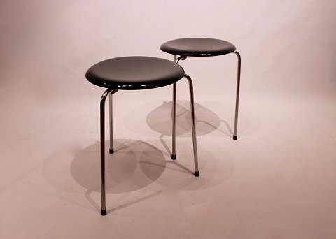 A pair of Dot stools in black by Arne Jacobsen and Fritz Hansen, from 1971.
5000m2 showroom.
