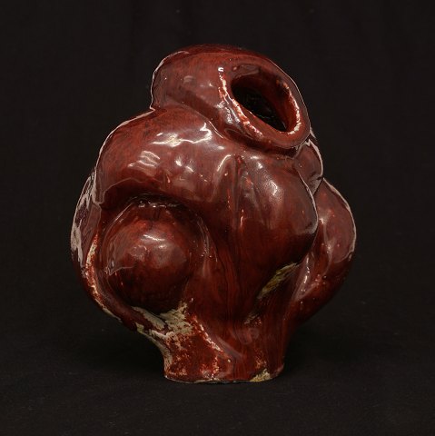 Gerda Åkesson: Vase, Steinzeug. Signiert und 
hergestellt für Royal Copenhagen. H: 23,5cm