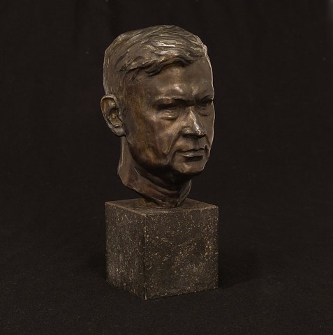 Bronzehoved på stensokkel. Støbt af L. Rasmussen, 
København, der bl.a. udførte opgaver for Kai 
Nielsen. H: 25,7cm