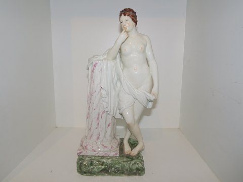EFTERLYSNING Royal Copenhagen overglasur figur
Nøgen dame ved marmorpiedestal