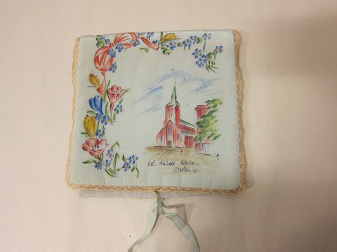 Omslag til lommetørklæder med motiv af Sct. Knuds Kirke, Odense, Danmark
Tidligere blev de gamle smukke lommetørklæder opbevaret i smukke omslag, - ofte 
broderede
God stand