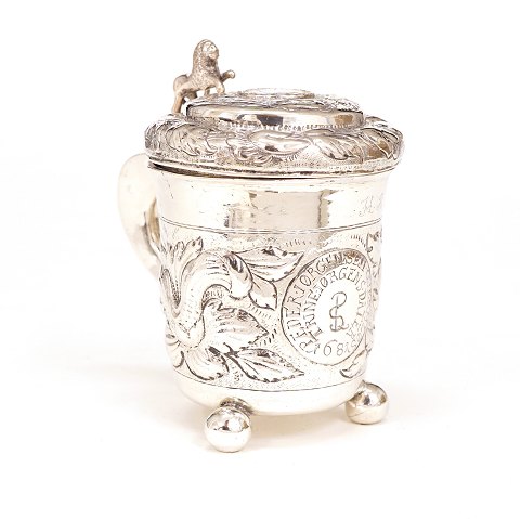 Jens Nielsen Bach, Kopenhagen, 1673-92: Kleiner 
Deckelhumpen aus Silber. Datiert 1681. Gestempelt. 
H: 10,5cm. G: 161gr