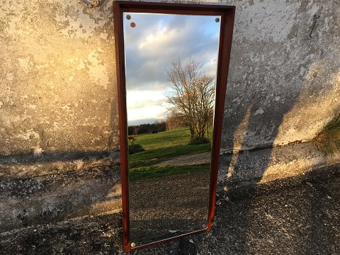 Teak wood mirror.
Johansen