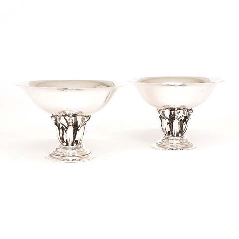 Johan Rohde for Georg Jensen: Et par opsatse i 
sølv. Stemplet og dateret 1919. #242. H: 12,6cm. 
D: 18,2cm. V: 876gr (begge)