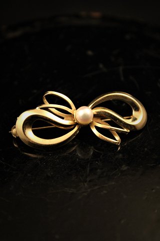 14 karat gold brooch with pearl.
Length: 4cm.