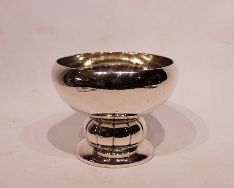 Bowl on foot of hallmarked silver and simply decorated.
5000m2 showroom.