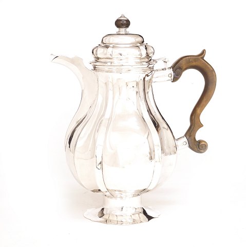 Barok kaffekande af sølv. Mester: Jørgen Nielsen 
Lind, København, 1740-1756. Dateret 1746. H: 
25,5cm. V: 756gr