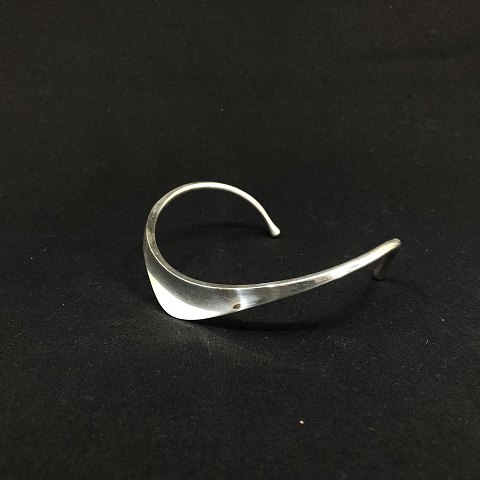 Bent Knudsen neck ring in silver
