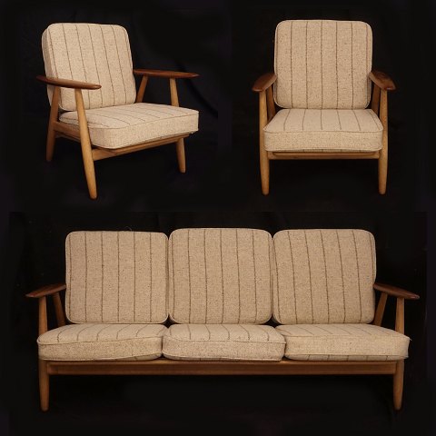 Hans J. Wegner, 1914-2007: "Die Zigarre". 
Möbelsatz von zwei Armstühlen und einem Sofa. 
Eiche und Teak. GE 240. Entworfen von Wegner im 
Jahre 1955