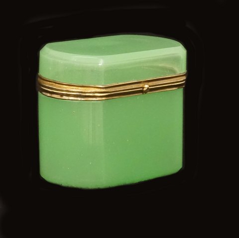 Kleines Zuckerkästchen aus grünem Opalglas. 
Frankreich um 1880. H: 6,5cm