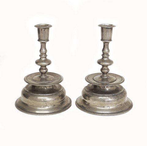 Ein Paar kleine Barock Glocken-Leuchter aus Zinn. 
Hergestellt um 1750. H: 16,5cm