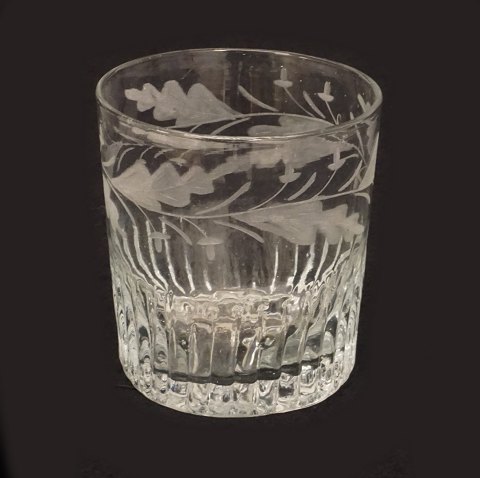Bier- oder Wasserglas. Hergestellt um 1860. H: 
8,3cm. D: 7,4cm