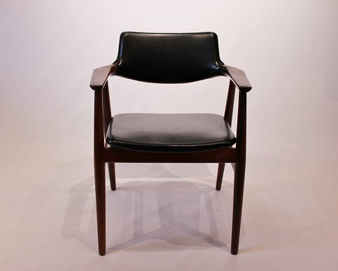 Armstol i palisander og sort læder designet af Erik Kirkegaard fra 1960erne. 
5000m2 udstilling.