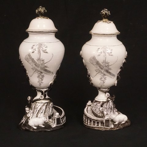 Zwei in sepia dekorierte Vasen aus Fayence. 
Marieberg um 1775. H: 35cm