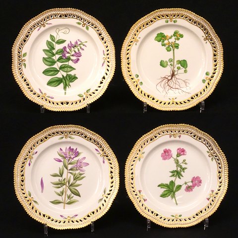 Royal Copenhagen: Set of four dessert plates, 
porcelain. #3533. D: 23cm