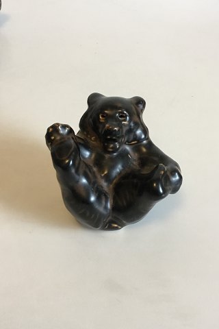 Royal Copenhagen Stentøjsfigur Bjørneunge på ryggen No. 22747