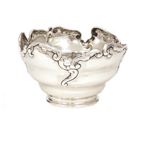 Thorvald Bindesbøll for Holger Kyster: A rare 
silverbowl. Dated 1919. H: 9,1cm. D: 15cm. W: 
262gr