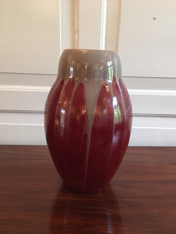 Vase i glaseret stentøj
 - Kr. 2100,-