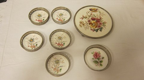 Flaskebakker og bordskåner, antikke
Alle dele er lavet i porcelæn med håndmalede blomster samt besætning
6 stk gamle smukke flaskebakker og en smuk bordskåner
Diam: 15cm, 9cm og 7,5cm