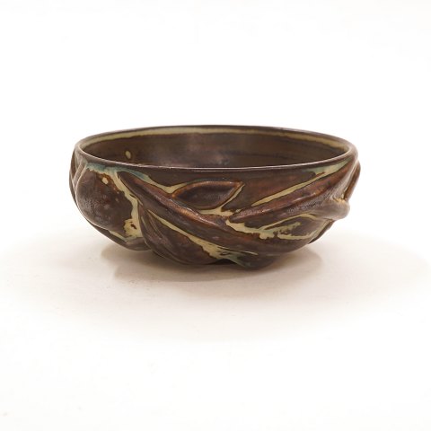 A small signed Axel Salto for Royal Copenhagen 
bowl. #20677. H: 5,5cm. D: 14,8cm