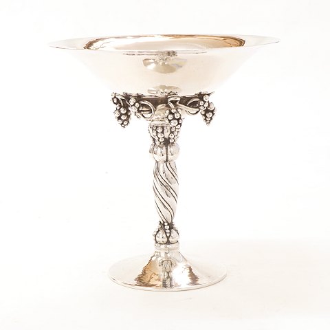 A Georg Jensen grape tazza. Sterlingsilver. #263B. 
H: 19cm. D: 18,4cm. W: 577gr