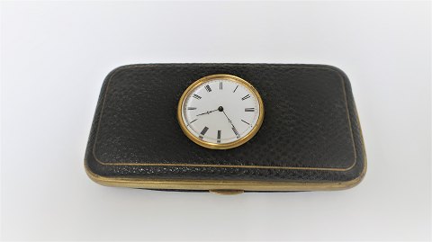 Velholdt brilleetui med ur. Længde 14 cm. Urværk fungerer. Optræksnøgle 
medfølger. Produceret før år 1900.