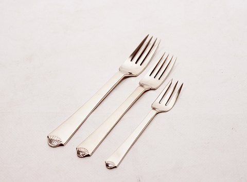 Dinner fork, lunch fork and cake fork in Heritage silver no. 4 by Hans Hansen.
5000m2 showroom.
