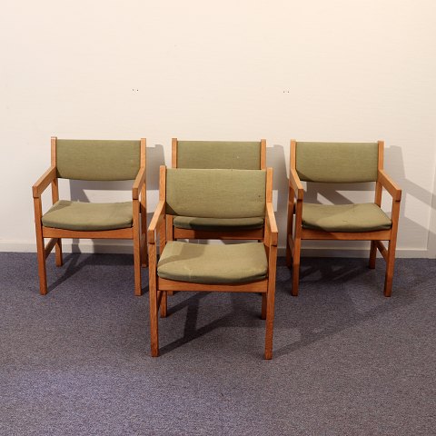 4 armstole i egetræ
 - Kr. 2000,-