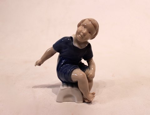 Porcelain figurine, sitting girl, no.: 2258 by Bing and Grøndahl.
Great condition
