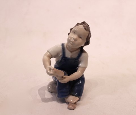 Porcelænsfigur, siddende pige, nr. 2275 af B&G.
Flot stand

