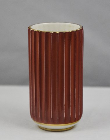 Lyngby
10 cm
Riflet rød vase
