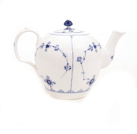 Royal Copenhagen: A blue fluted tea pot. #1/251
H: 15cm