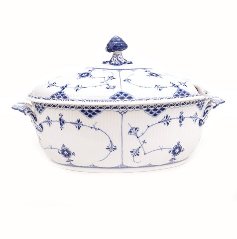 Royal Copenhagen: A large blue fluted half lace 
tureen. #1/702. L: 37cm